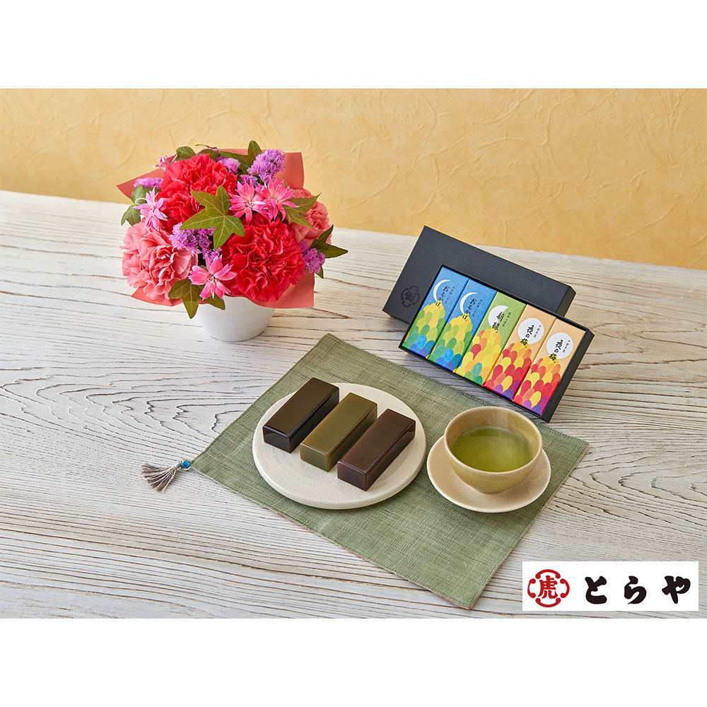 【敬老の日】生花アレンジ「花てまり」＆とらや「秋パッケージ小形羊羹5本入」